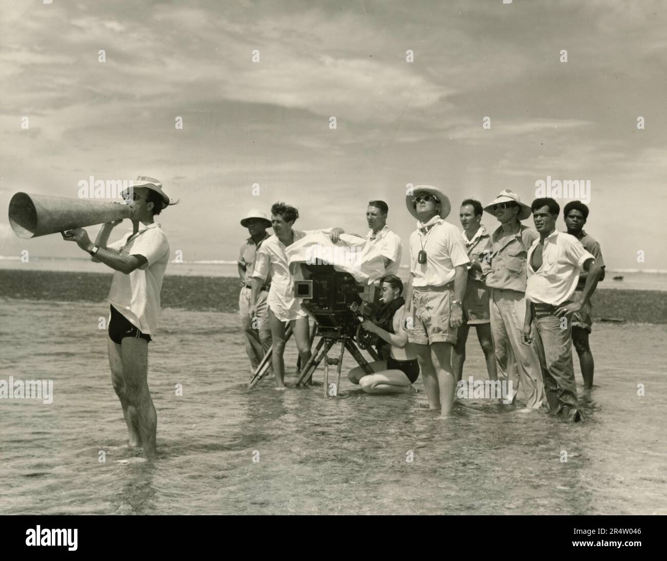 L'écrivain et producteur britannique Frank launder réalisait avec un mégaphone une scène du film The Blue Lagoon, UK 1949 Banque D'Images