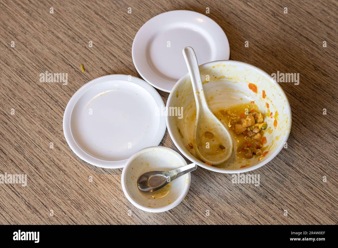 Bol sale de restes de soupe avec une cuillère et des assiettes sur fond de  table en bois. Vue de dessus avec espace de copie pour le texte Photo Stock  - Alamy