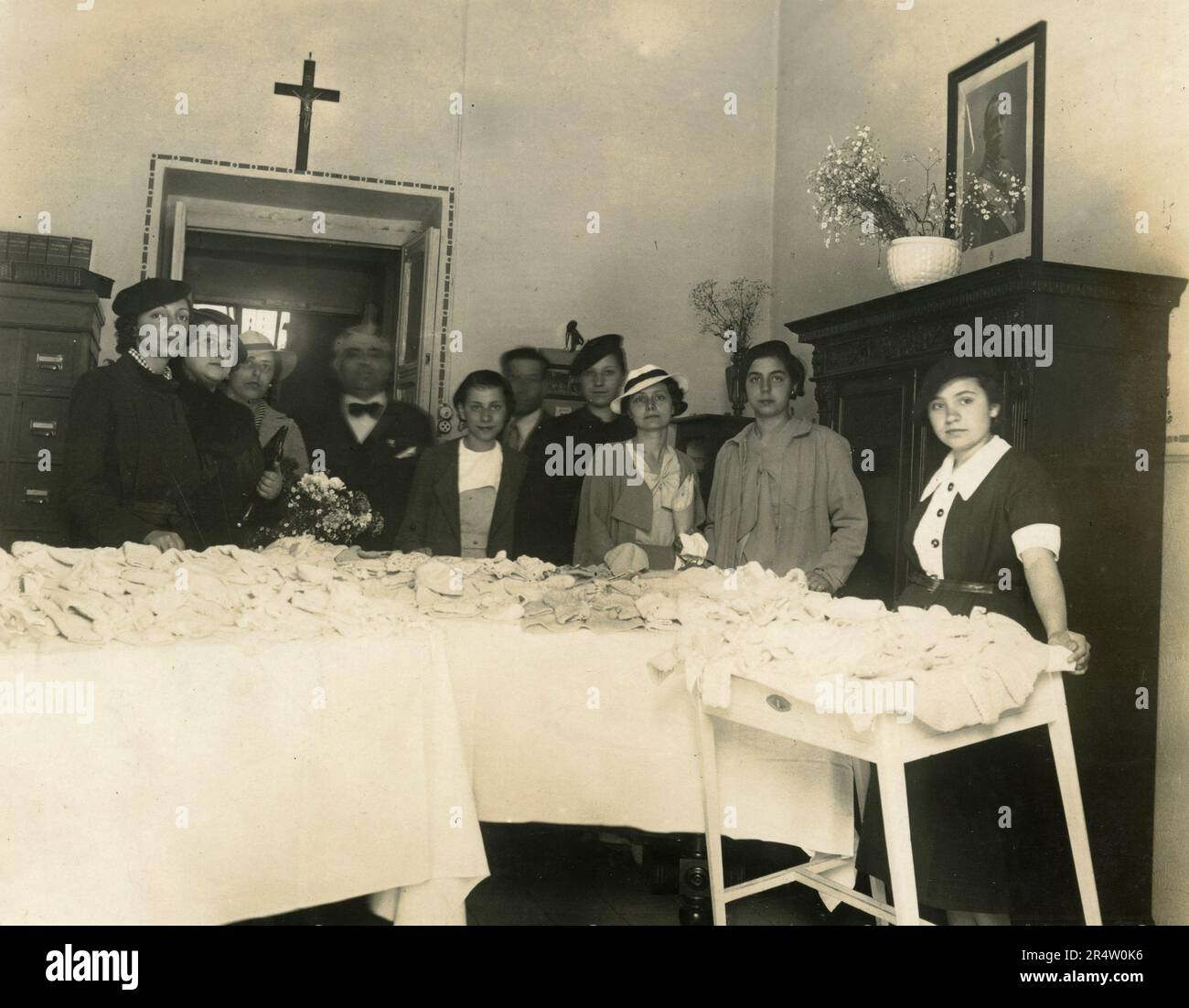 Les étudiantes de l'école de formation professionnelle Cristoforo Colombo aka Luigi Razza avec leurs parents, Italie 1935 Banque D'Images