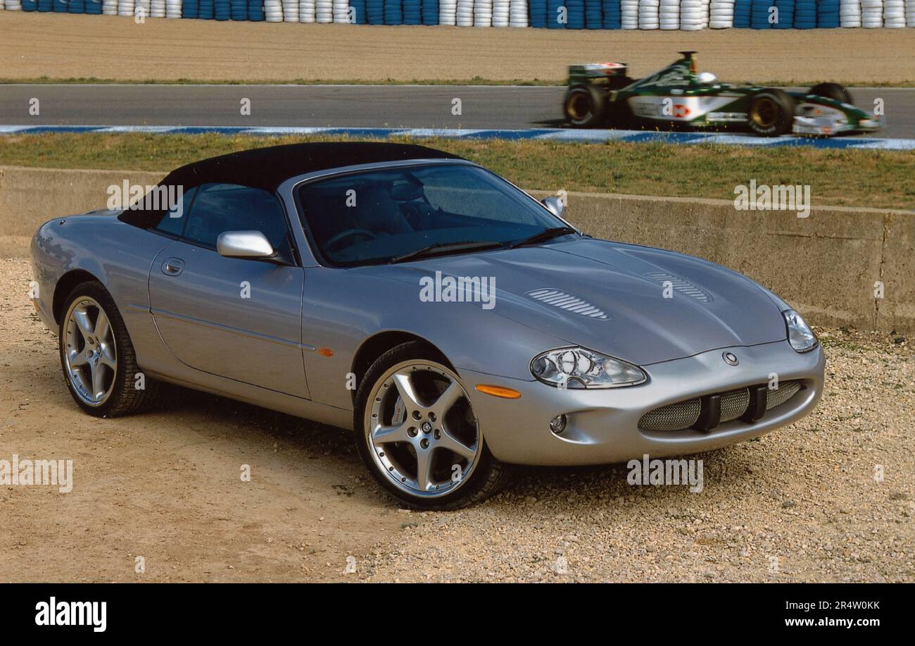Vue avant de la voiture Jaguar XKR Silverstone édition limitée, Royaume-Uni 2000 Banque D'Images