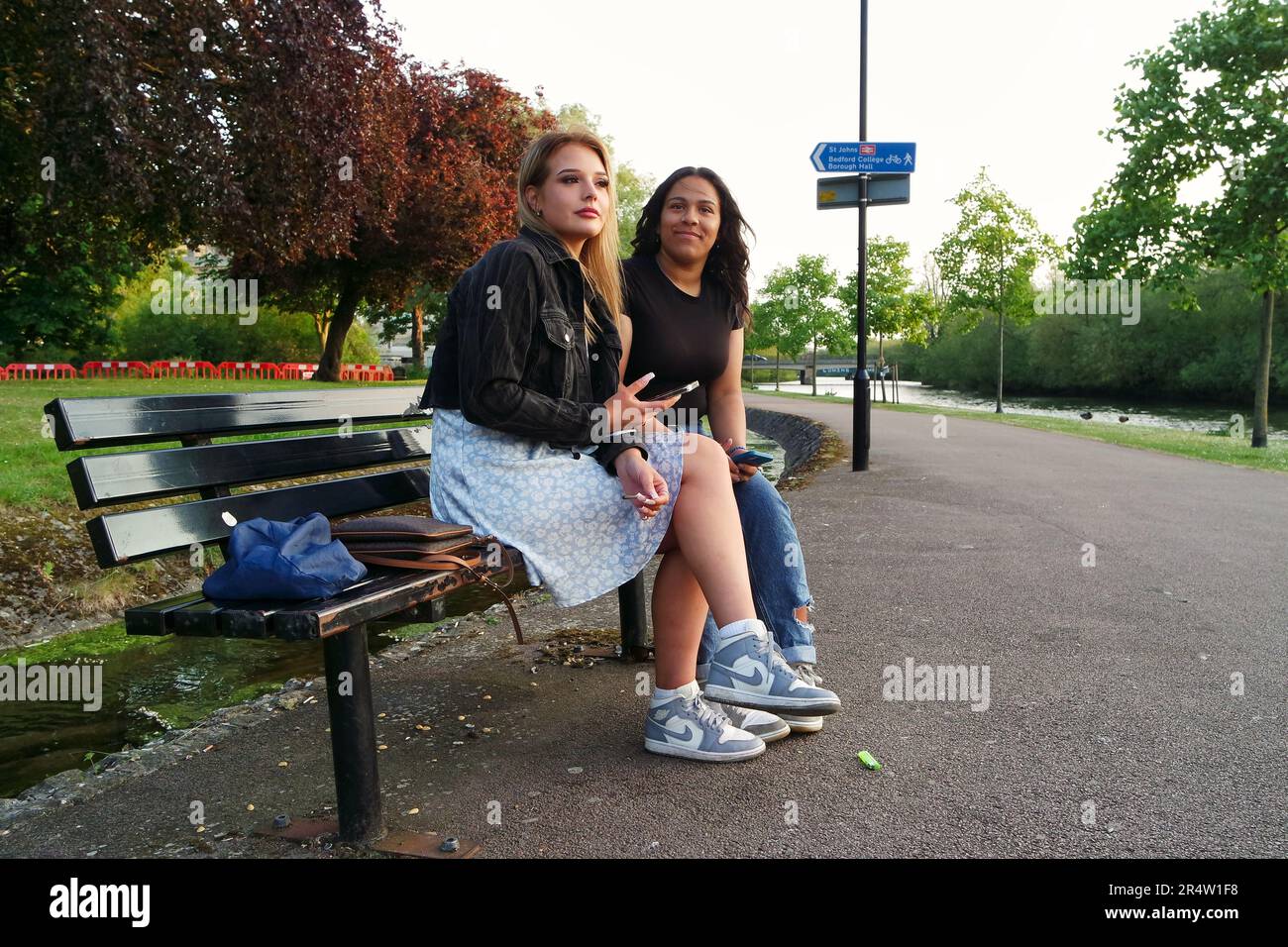 2-magnifiques-jeunes-filles-anglaises-posent-sur-un-banc-au-parc-public