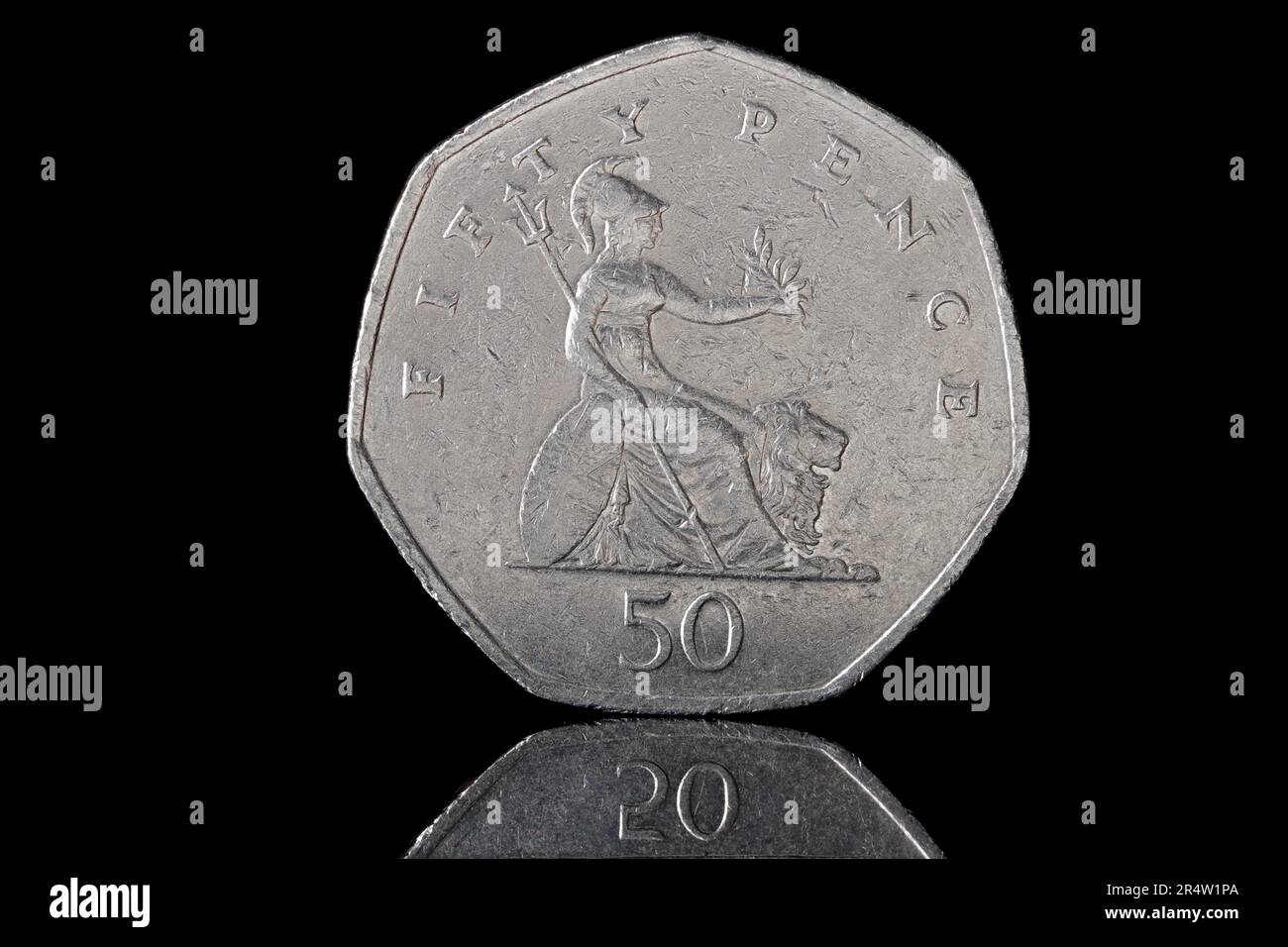 Britannia, la figure féminine allégorique qui symbolise la Grande-Bretagne. Ce dessin est illustré sur une pièce de 50p qui a été émise en 1982,1983 et 1985 Banque D'Images