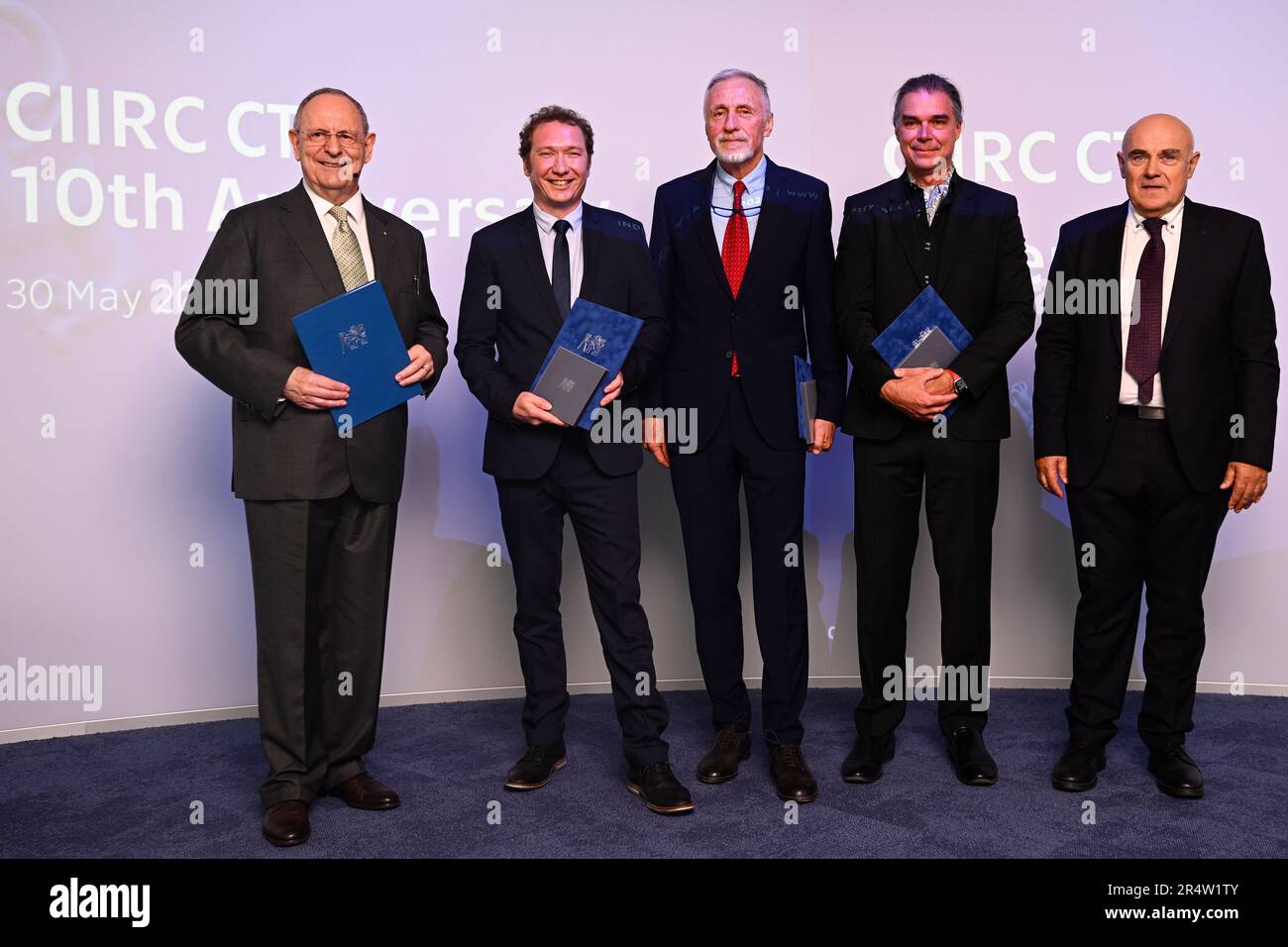 De gauche à droite : les scientifiques Vladimir Kucera, le directeur du CIIRC vit Dockal, l'ancien Premier ministre tchèque Mirek Topolanek et le scientifique allemand Holger H. Hoos, qui ont reçu la médaille d'argent du CIIRC pour leur contribution à la création et au fonctionnement de l'institut et Vladimir Marik, Fondateur et directeur scientifique de l'Institut tchèque d'informatique, de robotique et de cybernétique (CIIRC) de l'Université technique tchèque de Prague assister à l'événement de trois jours Industry-ai Days 2023 le 10th anniversaire de la création de l'Institut tchèque d'informatique, de robotique et de cybernétique de l'ONU technique tchèque Banque D'Images