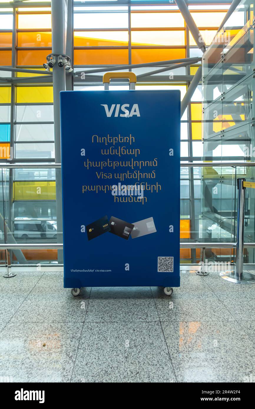 Affiche du stand de publicité de carte VISA à l'aéroport international de Zvartnots à Erevan, Arménie. Banque D'Images
