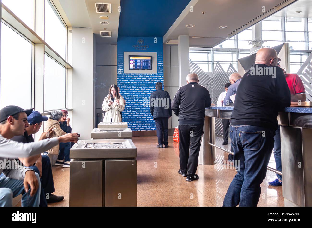 Zone fumeurs, zone fumeurs dans le terminal de l'aéroport international de Zvartnots à Erevan, Arménie. Banque D'Images Zone fumeurs, zone fumeurs dans le terminal de l'aéroport international de Zvartnots à Erevan, Arménie. Banque D'Images