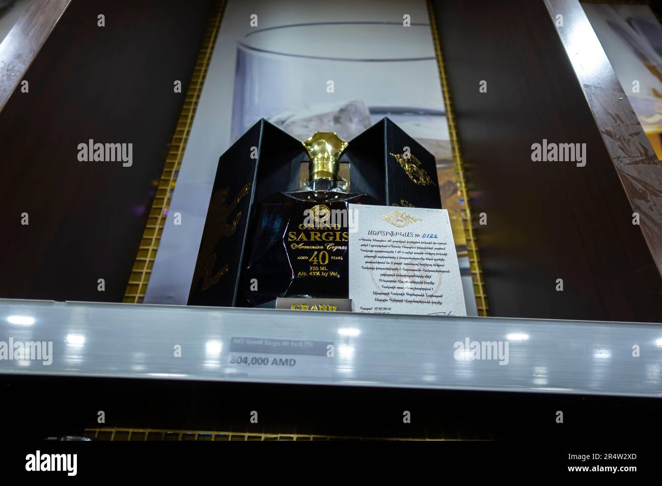 Cognac Grand Sargis 40 ans, coffret cadeau, Zvartnots Airport Armenia duty free shop Banque D'Images