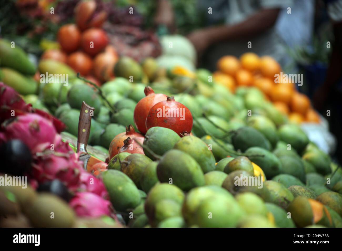 Dhaka, Bangladesh. Un vendeur bangladais vend des fruits sur un marché de rue à Dhaka, au Bangladesh, le 25 mai 2023. Le Bangladesh importe environ 1,58 millions de kilog Banque D'Images