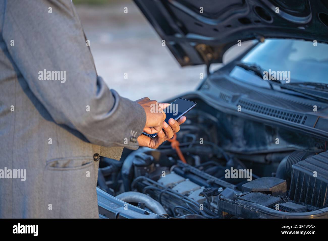 Détail des mains d'un homme Latino avec son téléphone mobile avec sa
