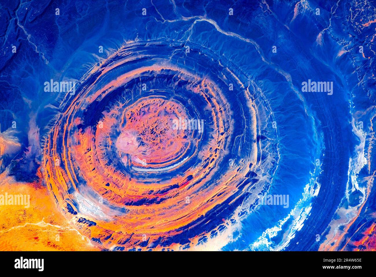 Structure Richat dans le désert du Sahara. Amélioration numérique d'une image par la NASA Banque D'Images