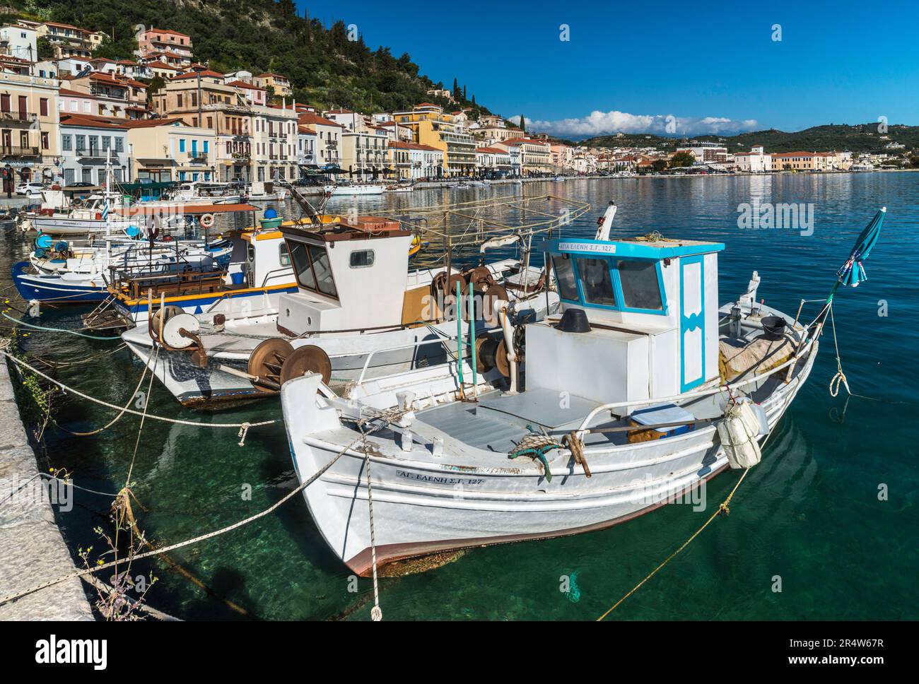 Bateaux de pêche dans le port de Gytheio (Gythio), golfe Laconien, péninsule de Mani, région du Péloponnèse, Grèce Banque D'Images