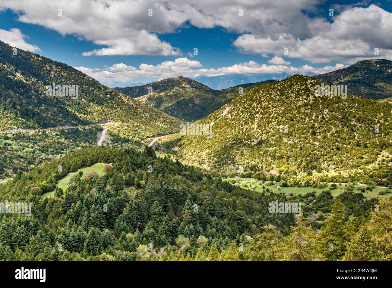 Parnon massif (montagnes Parnonas), en épingle à cheveux tourne sur l'autoroute sud-ouest de Kosmas, région de Laconia, région du Péloponnèse, Grèce Banque D'Images