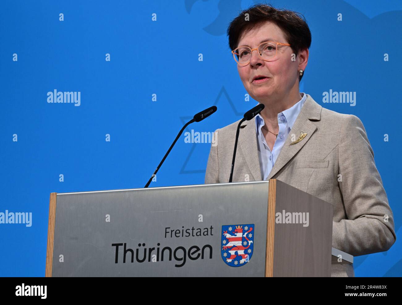 30 mai 2023, Thuringe, Erfurt: Heike Taubert (SPD), ministre des Finances de la Thuringe, présente le bilan des bureaux fiscaux de la Thuringe pour 2022 lors de la conférence des médias du gouvernement. Cela comprend des chiffres sur les recettes fiscales, le temps de traitement et les appels, par exemple. Photo: Martin Schutt/dpa Banque D'Images