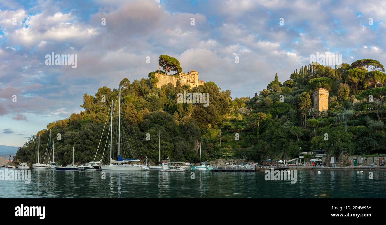 Au cours de la lumière du soleil du soir Château Brown et le port de Portofino, ligurie, italie Banque D'Images