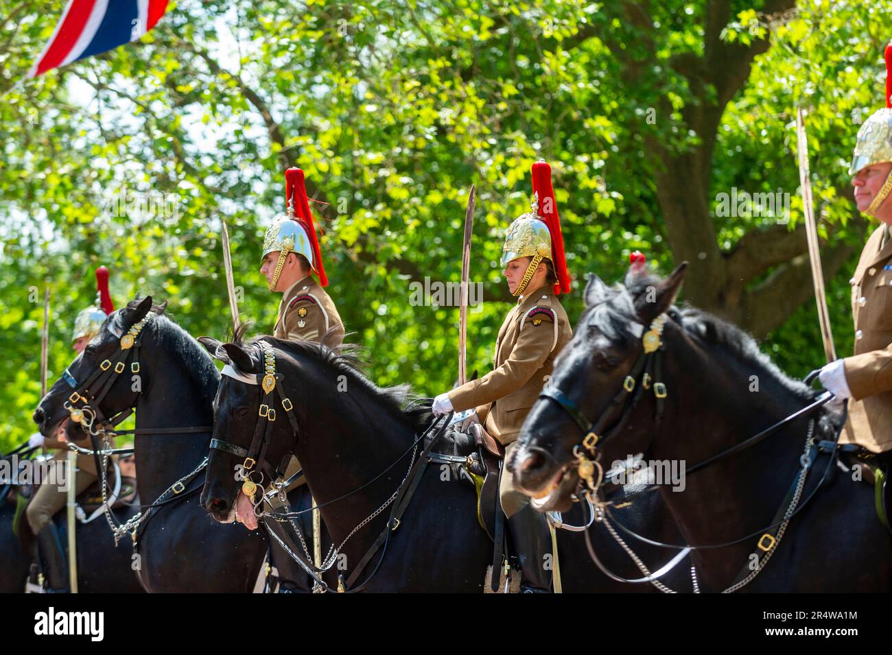 Londres, Royaume-Uni. 30 mai 2023. Les membres de la division Household, en uniforme de cérémonie, passent le Mall vers Horse Guards Parade lors d'une répétition pour Trooping the Color. L'anniversaire du souverain est officiellement célébré par la cérémonie de Trooping la couleur (défilé d'anniversaire du Roi) et sera le premier pour le Roi Charles. Une exposition d'infanterie militaire aura lieu le 17 juin avec des régiments de la Division Household marchant sur le Mall to Horse Guards Parade, où le roi assistera et prendra le salut. Credit: Stephen Chung / Alamy Live News Banque D'Images