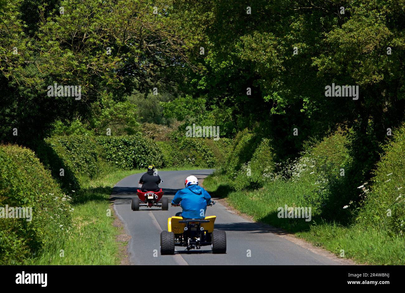 Yahama quad sur une seule piste Breighton Road, East Yorkshire, Angleterre Royaume-Uni Banque D'Images Yahama quad sur une seule piste Breighton Road, East Yorkshire, Angleterre Royaume-Uni Banque D'Images