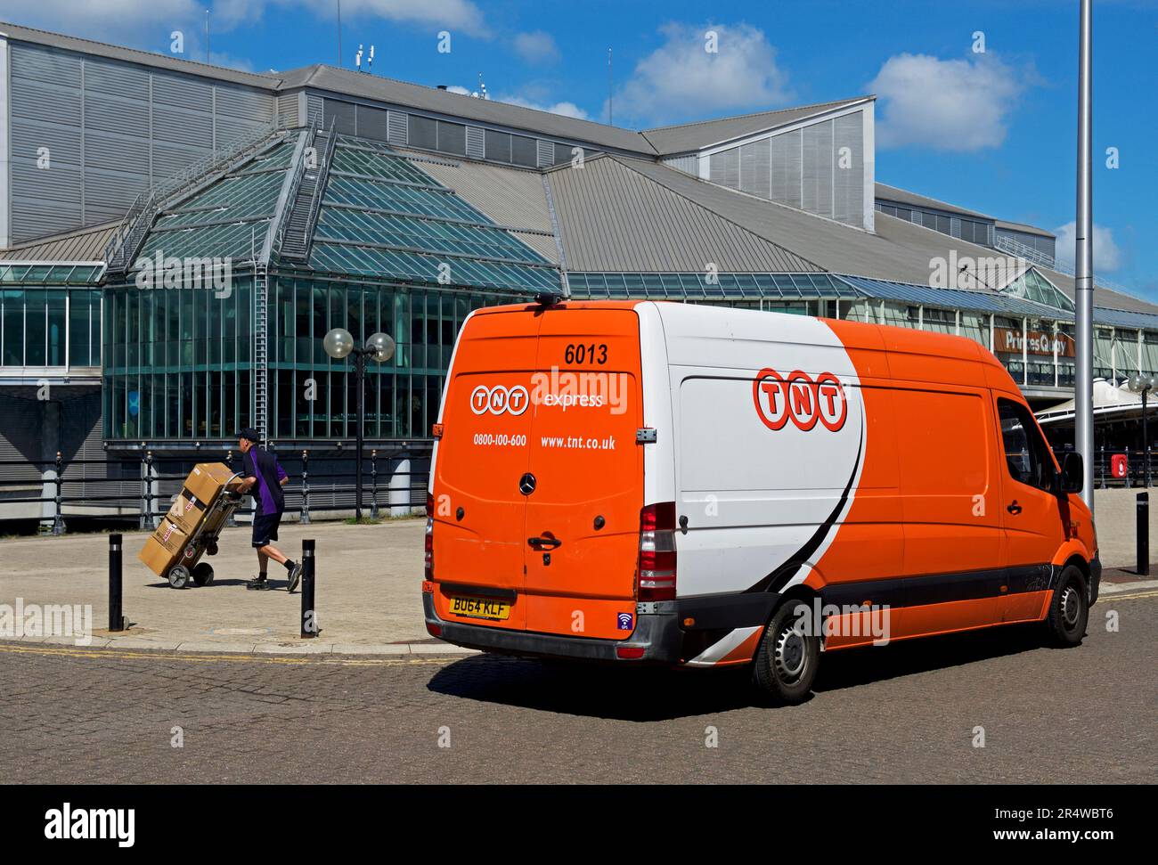Camion de livraison TNT et centre commercial Princes Quay, Hull, Humberside, East Yorkshire, Angleterre Banque D'Images