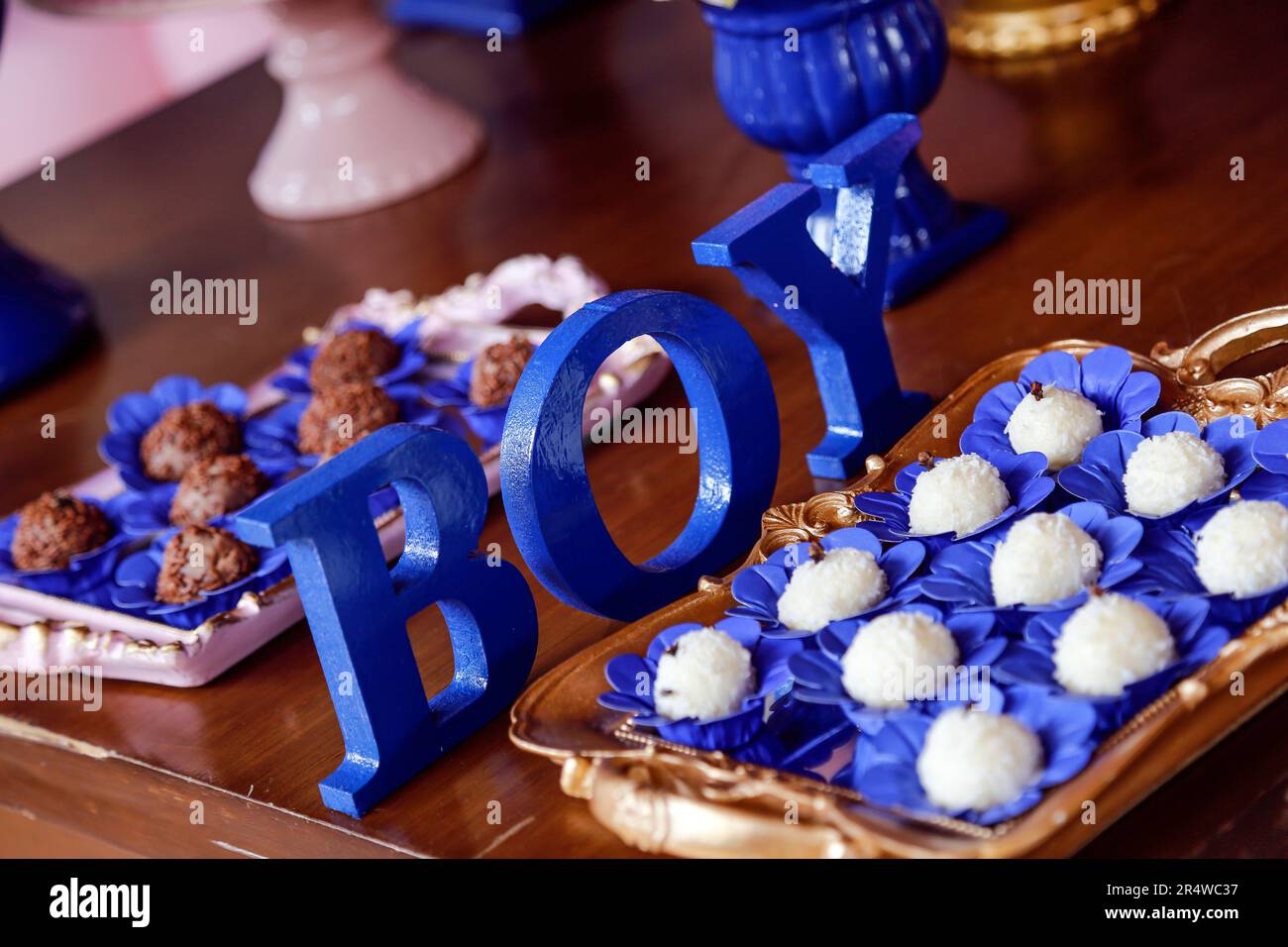 Grandes lettres bleues GARÇON et bonbons sur la table à la fête de thé de révélation - le sexe de bébé révéler le concept de partie Banque D'Images