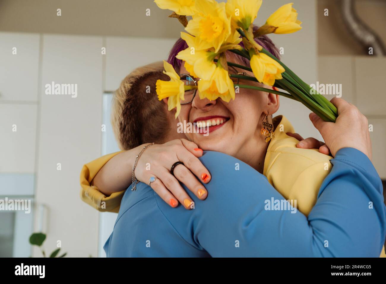 Affection familiale : voeux d'anniversaire de la fille pour maman avec des fleurs Banque D'Images