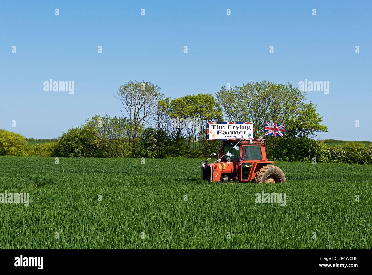 Bannière publicitaire affichée sur l'ancien tracteur, faisant la promotion de la boutique de friture Farmer Fish & Chip à Aldbrough, Holderness, East Yorkshire, Angleterre, Royaume-Uni Banque D'Images