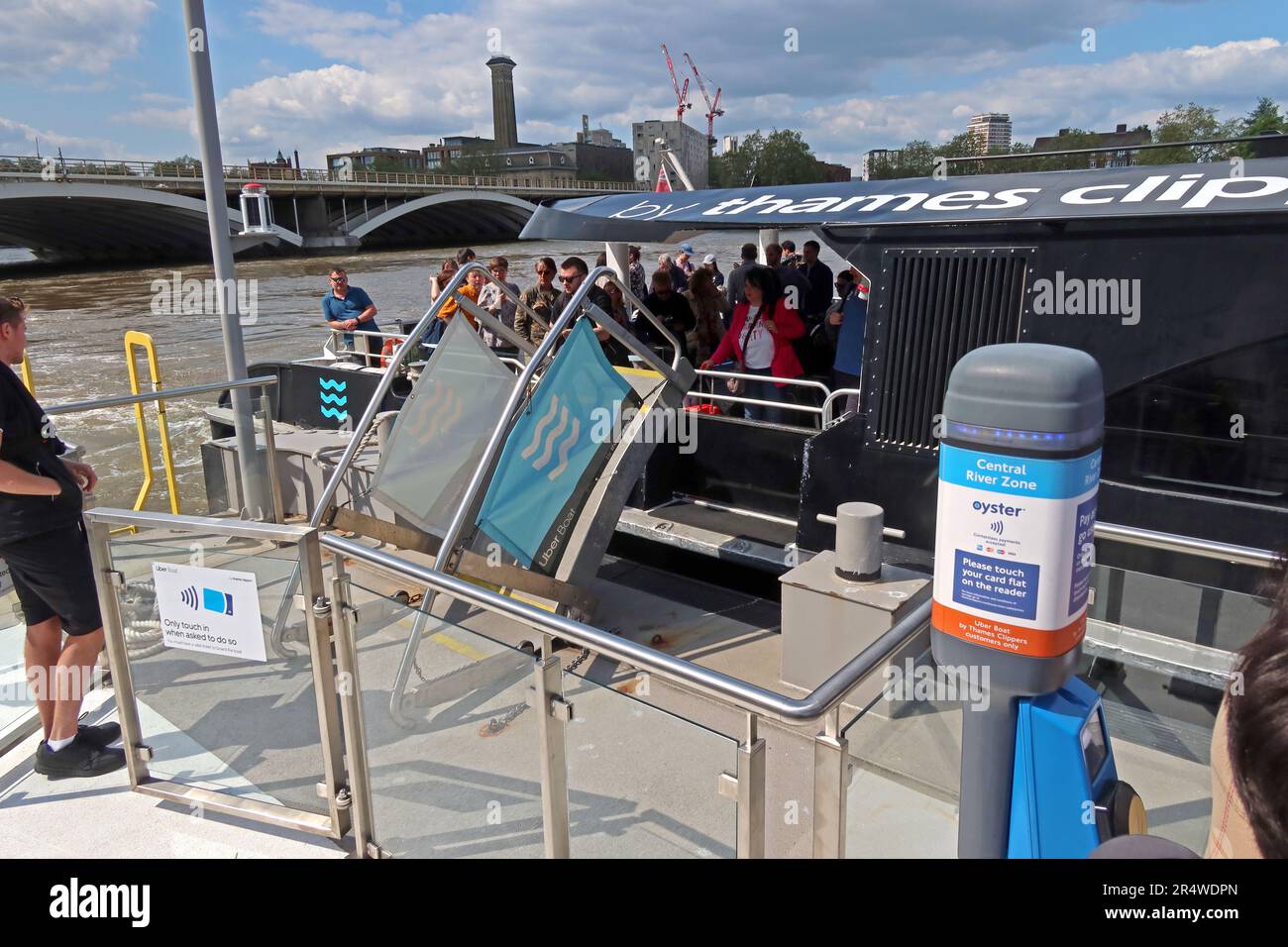 Arrivée du bateau, quai d'embarquement Battersea Power Station Thames Clipper, Nine Elms, Wandsworth, Londres, Angleterre, ROYAUME-UNI, SW8 5BN Banque D'Images