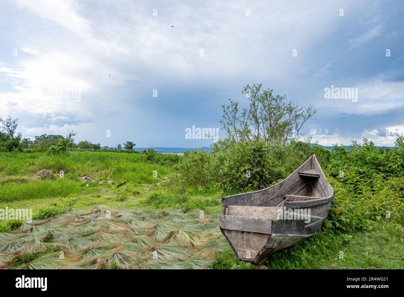 Un bateau en bois sur la rive du lac Victoria. Kenya, Afrique. Banque D'Images