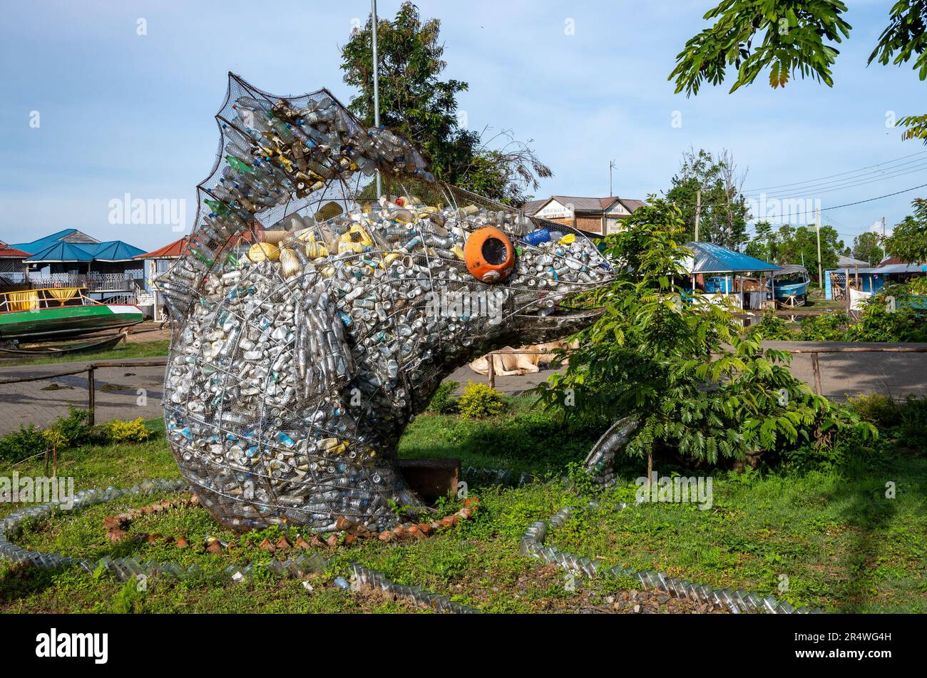 Une statue de poisson géant en fil métallique et remplie de bouteilles et de canettes recueillies sur le lac Victoria pour promouvoir le recyclage. Kenya, Afrique. Banque D'Images
