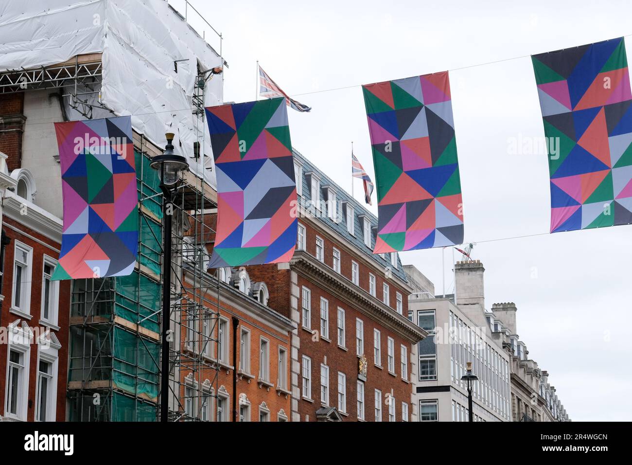 Piccadilly, Londres, Royaume-Uni. 30th mai 2023. Drapeaux sur Piccadilly par un membre de l'Académie Royale, Rana Begum. Utilisation de géométrie inspirée par l'art et l'architecture islamiques. Crédit : Matthew Chattle/Alay Live News Banque D'Images