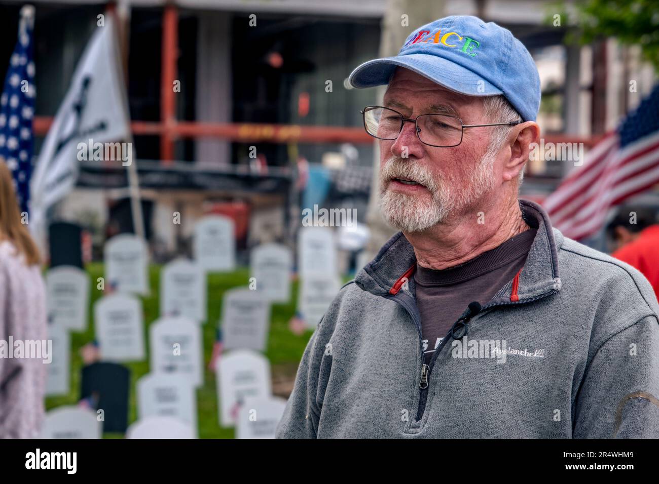 San Diego, États-Unis. 29th mai 2023. David Patterson, de San Diego Veterans for Peace, au « Hometown Arlington West Memorial », en face du musée USS Midway dans le centre-ville de San Diego. Le mémorial est composé de marqueurs de tombe, en forme de tombe, avec les noms des 288 membres du service de la Californie du Sud qui sont morts dans les guerres d'Irak et d'Afghanistan. Pierre tombale. Les marqueurs noirs représentent ceux qui sont perdus au suicide, 29 mai 2023. (Matthew Bowler/KPBS/Sipa USA) **AUCUNE VENTE À SAN DIEGO-SAN DIEGO OUT** Credit: SIPA USA/Alay Live News Banque D'Images