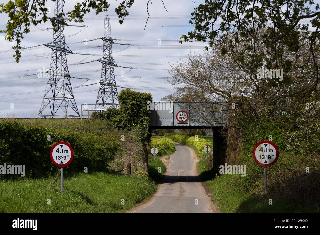 Country Lane avec pont bas Campsea Ashe Suffolk Royaume-Uni Banque D'Images