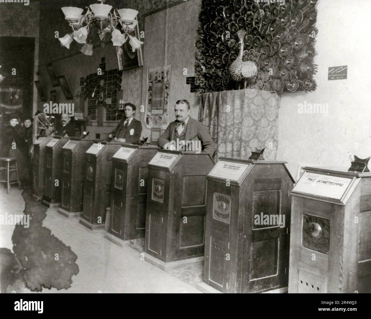 Albert Einstein's 'Peep Show' Kinétoscope Arcade. Le kinétoscope était un des premiers motion photo exposition périphérique qui permet de visualiser des films par une personne à la fois à travers un judas fenêtre viewer sur le dessus. C'était le modèle de base pour les projections de film plus tard. Banque D'Images