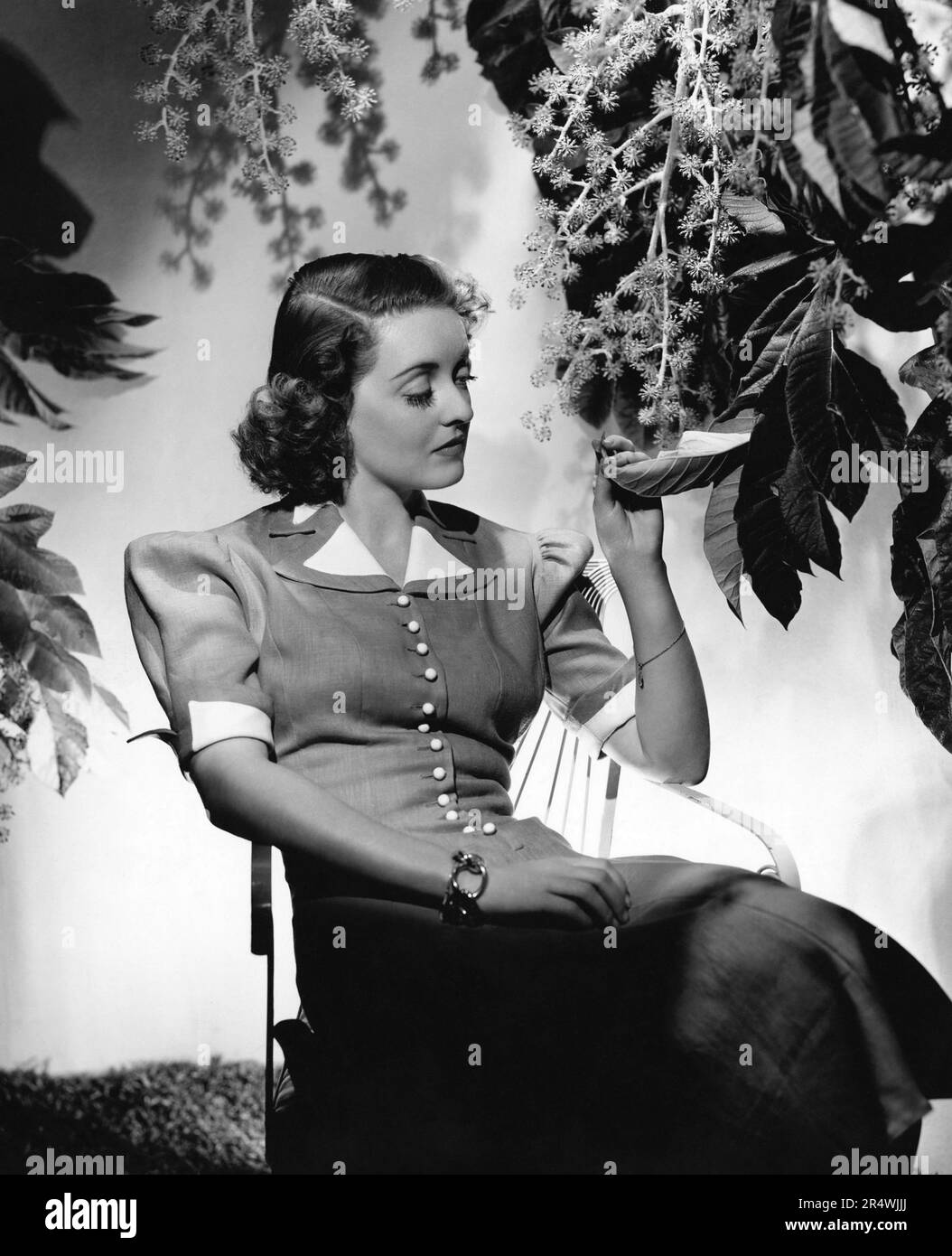 Bette Davis (1908-1989) - également connu sous le nom de la Première Dame du Cinéma Américain - était un acteur de cinéma, de télévision et de théâtre américain. Remarquable en raison de sa volonté de jouer des personnages peu sympathiques et sardonique elle a revendiqué l'égalité de rémunération pour les femmes dans le film Banque D'Images