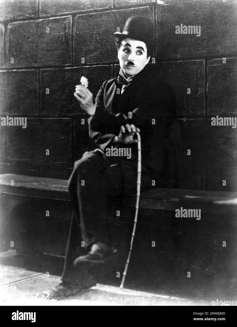 City Lights est un film de comédie romantique américaine 1931 written by, réalisé par, et avec Charlie Chaplin. L'histoire raconte les mésaventures de Chaplin clochard qu'il tombe amoureux d'une jeune fille aveugle et développe une amitié avec un alcoolique millionnaire. Aussi avec Harry Myers et Virginia Cherrill. Banque D'Images