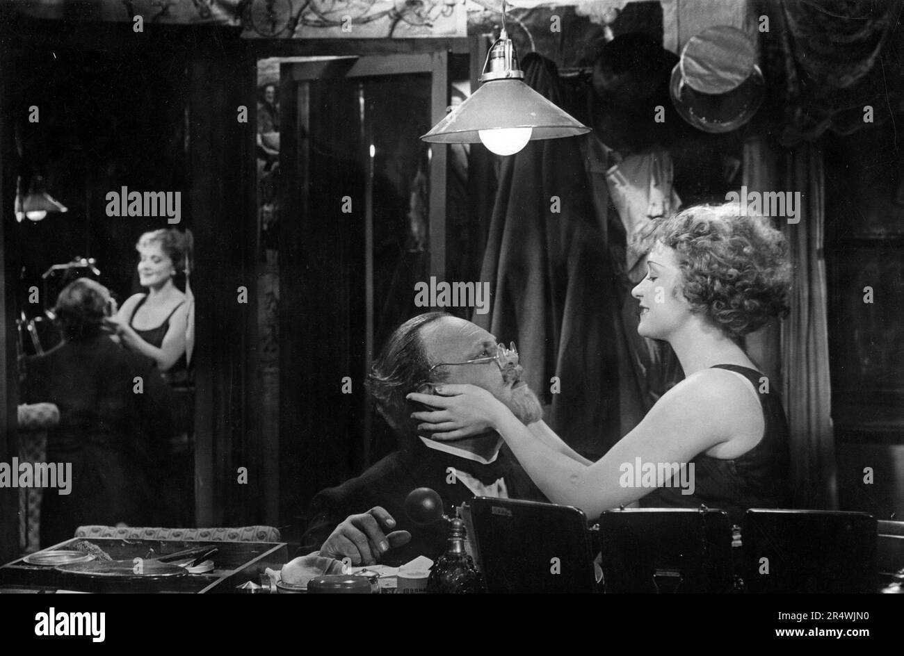 L'Ange Bleu est un tragicomedic allemand 1930 film réalisé par Josef von Sternberg et avec Emil Jannings, Marlene Dietrich et Kurt Gerron. Il est basé sur le roman de Heinrich Mann et le professeur Unrat situé dans l'Allemagne de Weimar. L'Ange bleu présente la transformation d'un homme tragique d'un professeur respectable pour un cabaret clown, et sa descente dans la folie. Le film est considéré comme le premier grand film sonore allemand Dietrich, et a une renommée internationale. Banque D'Images