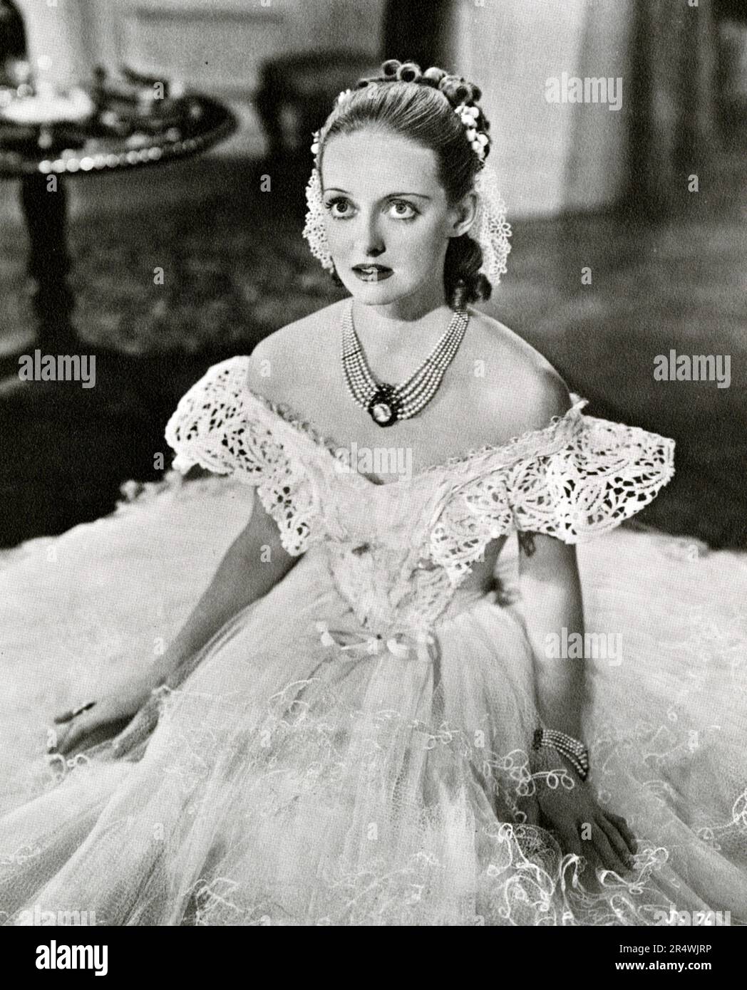 Jézabel est un drame romantique américain de 1938 réalisé par William Wyler. Il raconte l'histoire d'une femme du sud dont les actions lui a coûté l'homme qu'elle aime. Avec Bette Davis et Henry Fonda. Banque D'Images
