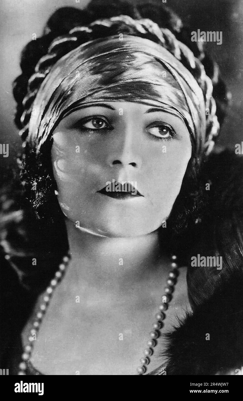 Pola Negri était un Polonais d'origine polonaise, allemande et américaine de théâtre et de cinéma actrice qui atteint une renommée mondiale au cours de l'or et le silence ères de Hollywood et le cinéma européen pour ses rôles de femme fatale et tragédienne. Elle a été la première star du cinéma européen à être invité à Hollywood, et devint l'une des actrices les plus populaires dans American film muet. Sa carrière variée a travaillé comme actrice de théâtre et de vaudeville ; en tant que chanteuse et artiste d'enregistrement ; à titre d'auteur ; et comme une ballerine. Banque D'Images