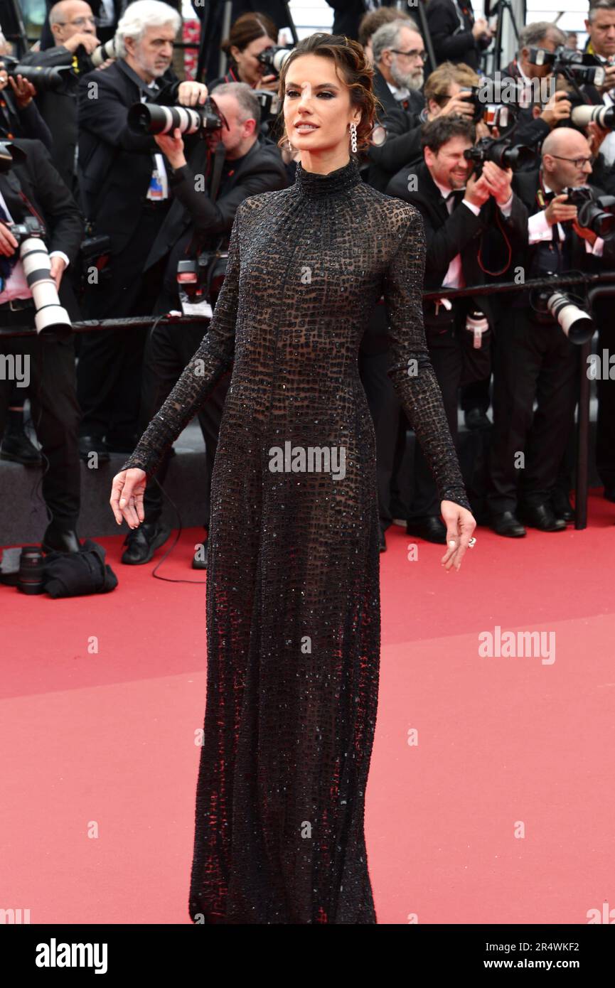 Alessandra Ambrosio (robe de Giorgio Armani, bijoux de Pomellato) 'Killers of the Flowers Moon' Festival de Cannes projection 76th Festival de Cannes 20 mai 2023 Banque D'Images