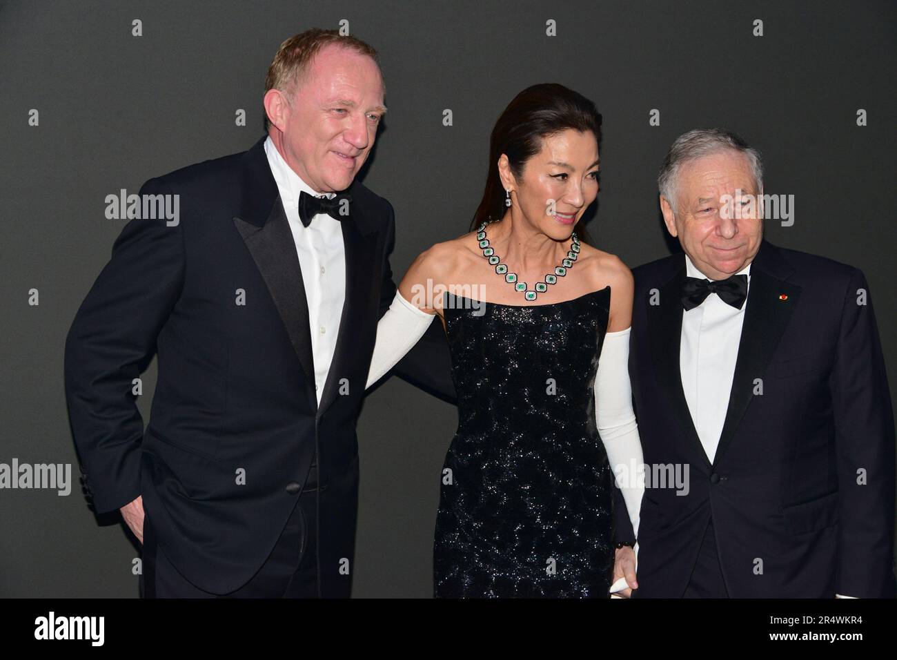 François-Henri Pinault, Michelle Yeoh (robe de Balenciaga), Jean Todt Photocall de la soirée du Kering 'Women in Motion Award', place de la Castre, colline du Suquet 76th Festival de Cannes 21 mai 2023 Banque D'Images