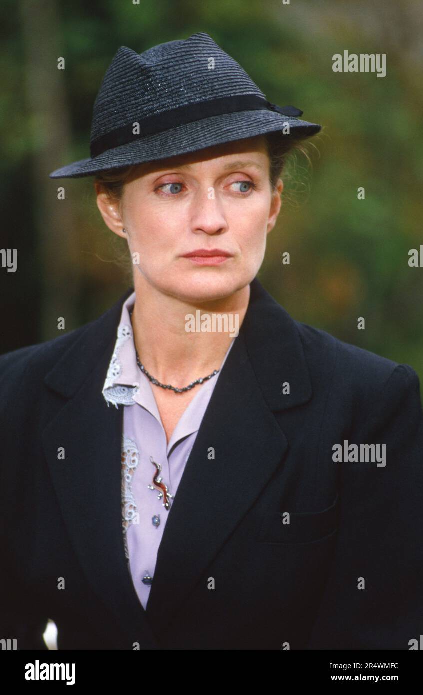 Marie-Christine Barrault sur le set de la mini-série télévisée 'Marie ...