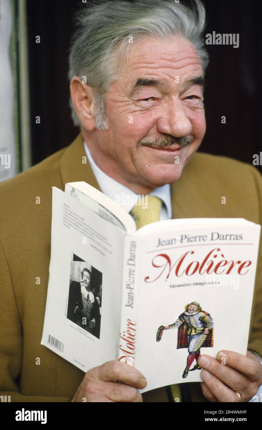 Portrait de l'acteur français Jean-Pierre Darras tourné à l'occasion de la publication de son livre "Molière, mémoires imaginaires". Paris, théâtre français du Palais Royal, mars 1988 Banque D'Images
