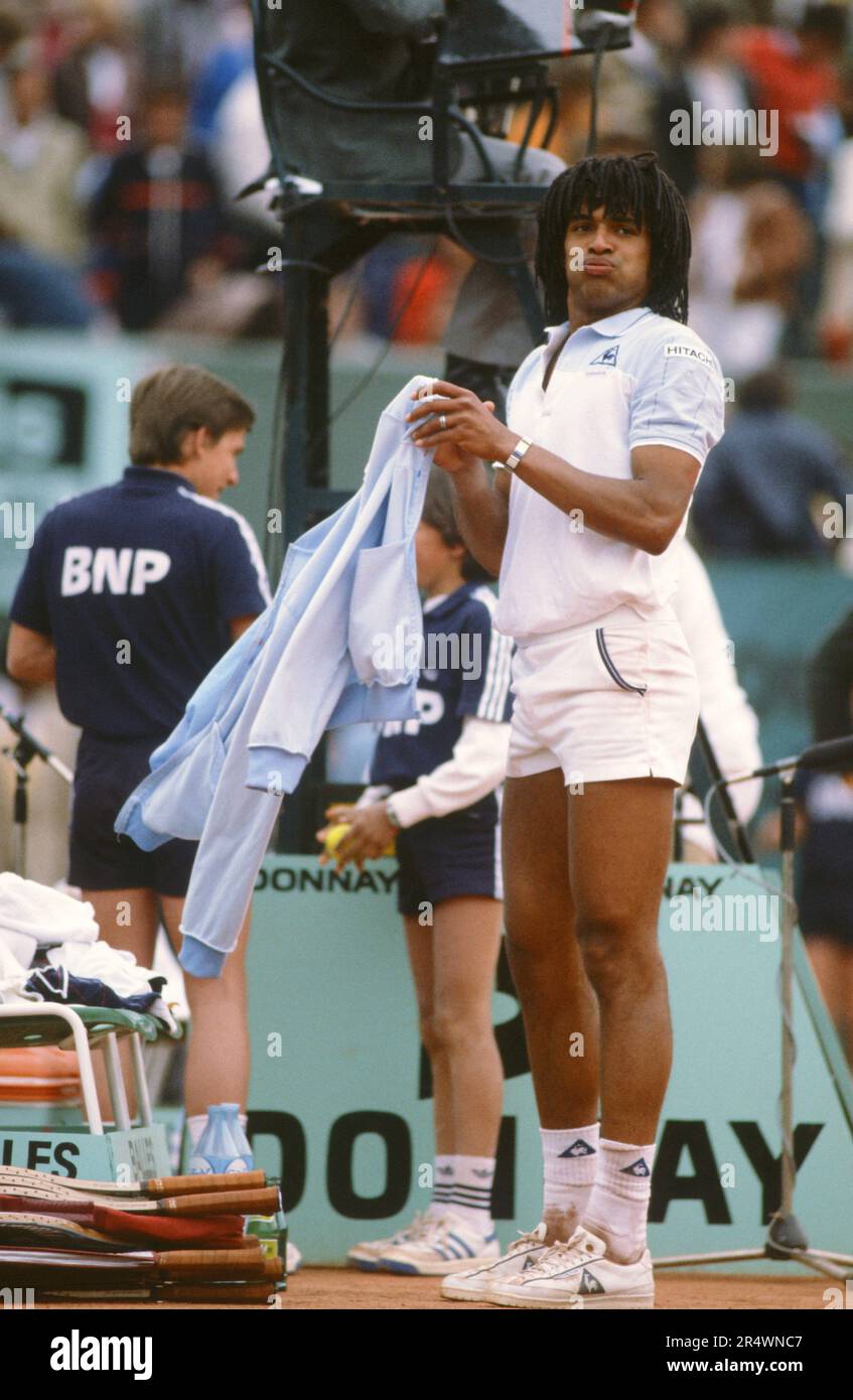 Yannick Noah, joueur de tennis français, pendant la phase de repos d'un match de singles masculin de l'Open de France. Stade Roland Garros, mai 1983. Banque D'Images