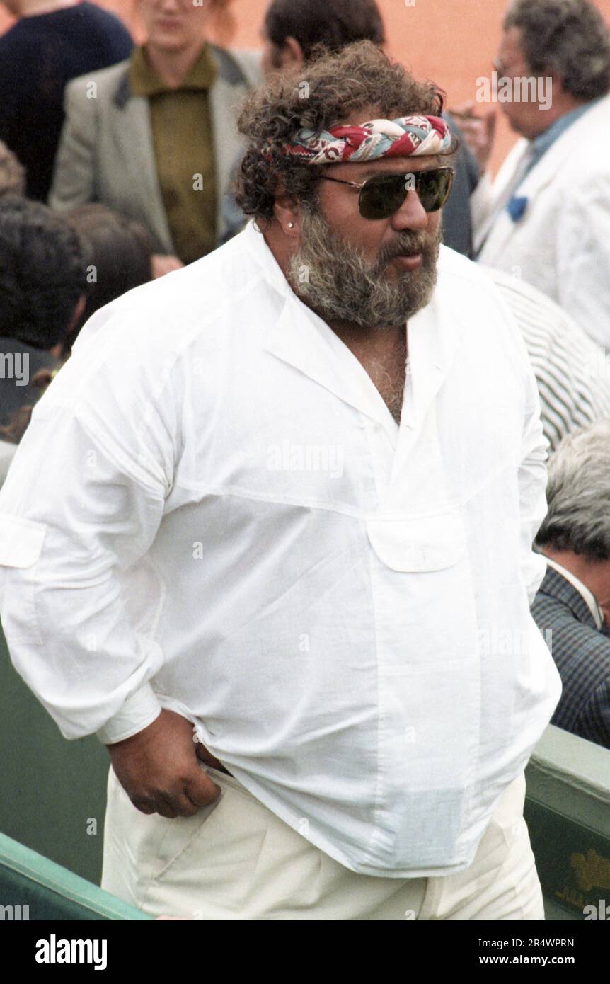Portrait du chanteur français Carlos lors de l'Open de France à Paris en 1987. Banque D'Images