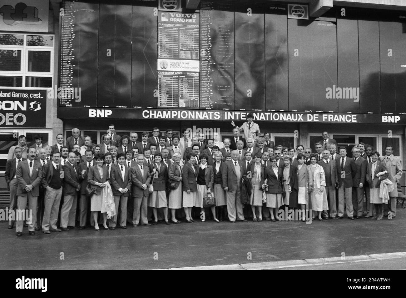 Équipe d'arbitres au tournoi de l'Open de France (Roland Garros) en mai 1984. Banque D'Images