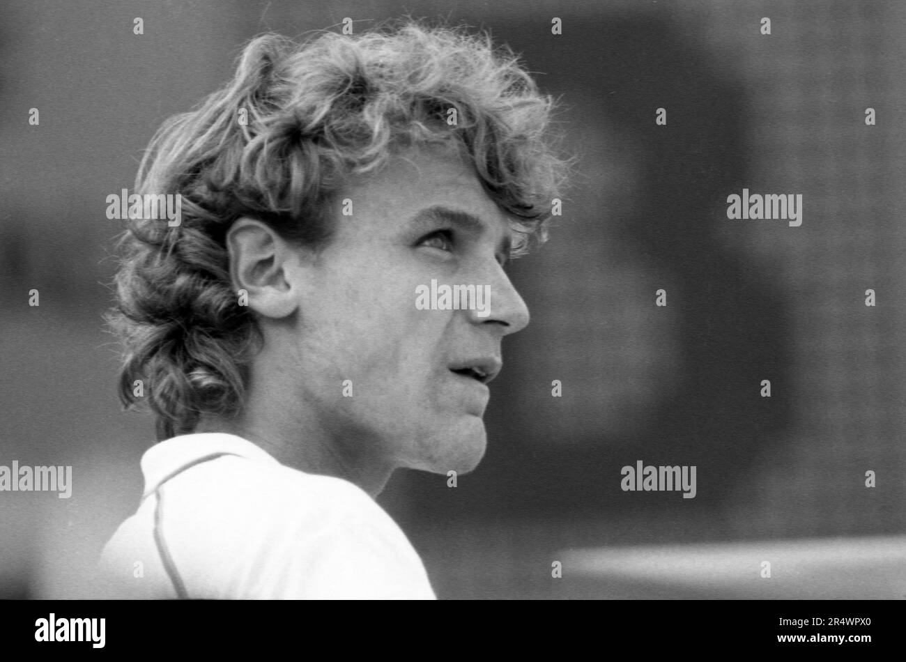 Le joueur suédois de tennis Mats Wilander lors de la finale masculine de l'Open de France contre le joueur argentin Guillermo Vilas. Paris, le 6 juin 1982 Banque D'Images
