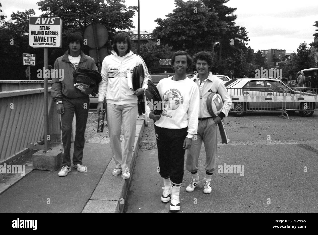 Les joueurs de tennis italiens Adriano Panatta (2nd à gauche) et Paolo Bertolucci (2nd à droite) en route vers le stade Roland-Garros. Juin 1982 Banque D'Images