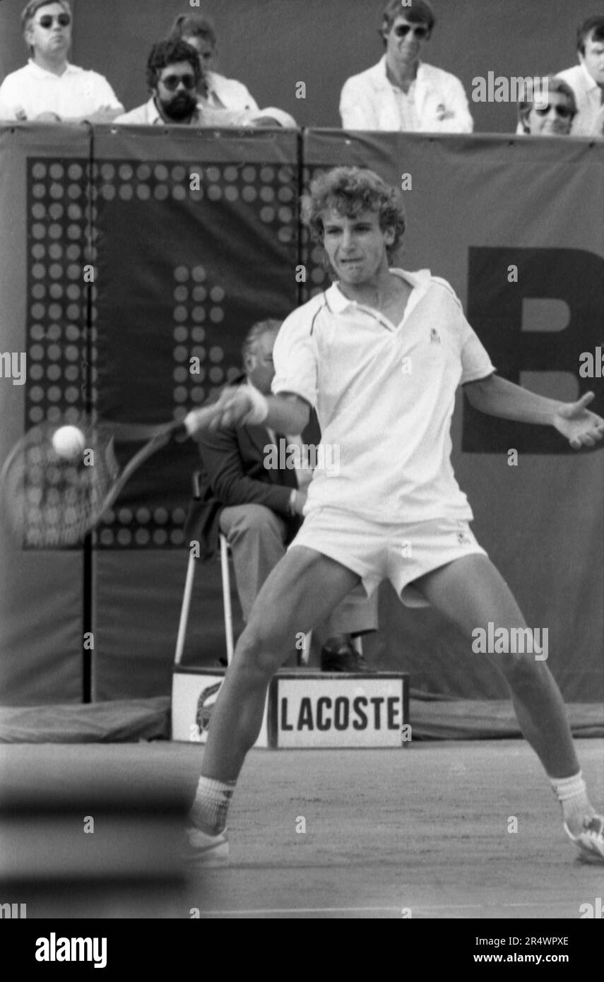 Le joueur suédois de tennis Mats Wilander lors de la finale masculine de l'Open de France contre le joueur argentin Guillermo Vilas. Paris, le 6 juin 1982 Banque D'Images