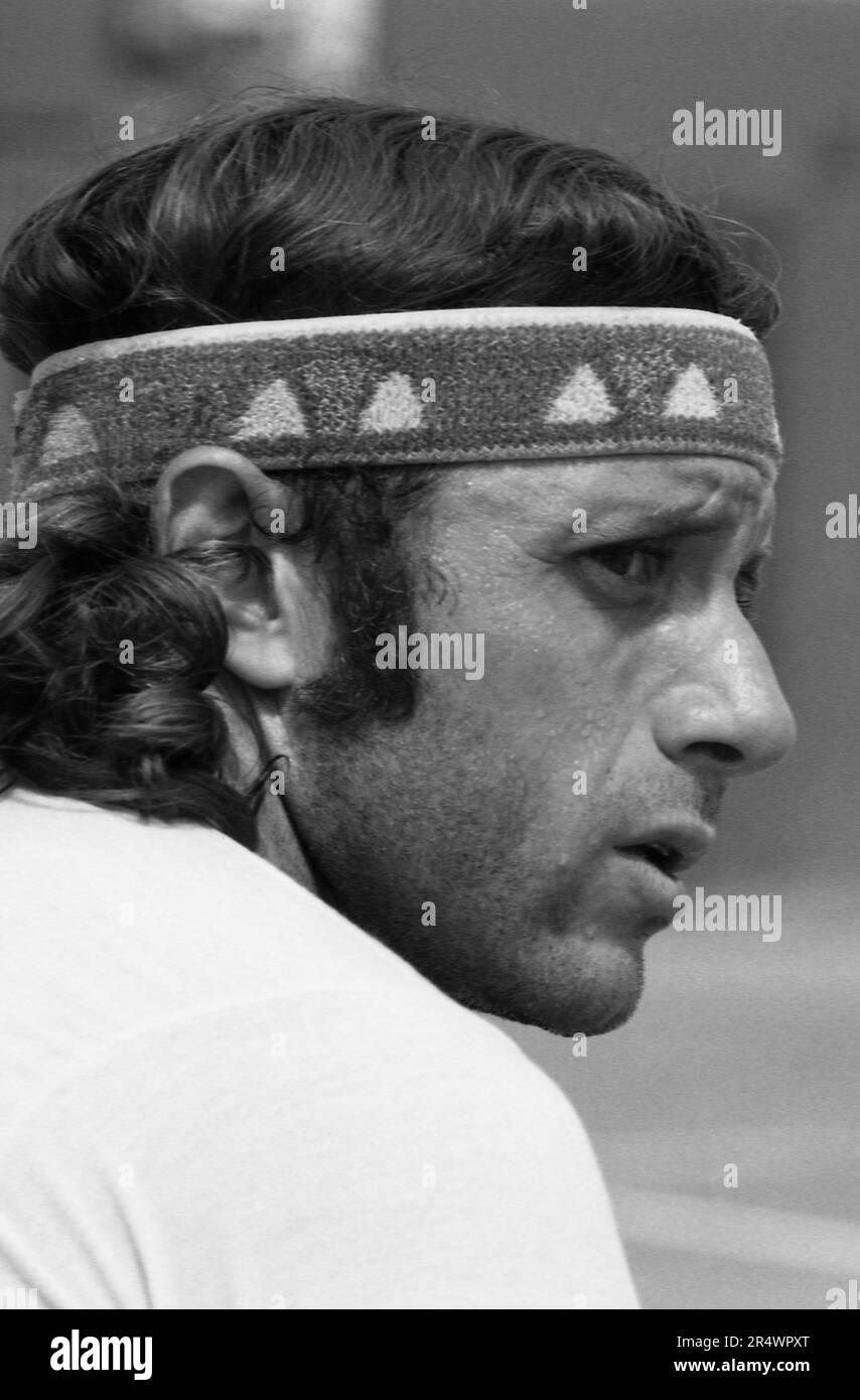 Guillermo Vilas, joueur de tennis argentin, lors d'un match à l'Open de France en juin 1982. Banque D'Images