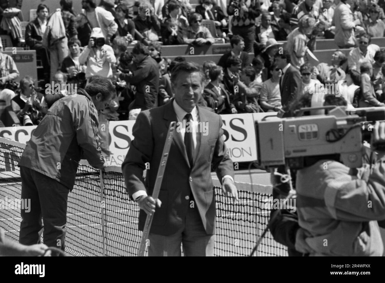 Avant la finale des célibataires hommes (Mats Wilander/Ivan Lendl) sur l'Open de France 'court Central'. Au centre, l'arbitre français André Crudo. Paris, le 9 juin 1985 Banque D'Images