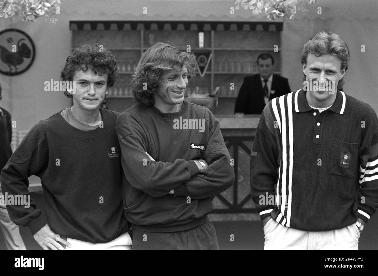 Joueurs de tennis Tarik Benhabiles, Guillermo Vilas et Björn Borg dans les allées du stade Monte Carlo Country Club à Roquebrune-Cap-Martin, lors de l'ouverture de Monte Carlo en avril 1988. Banque D'Images
