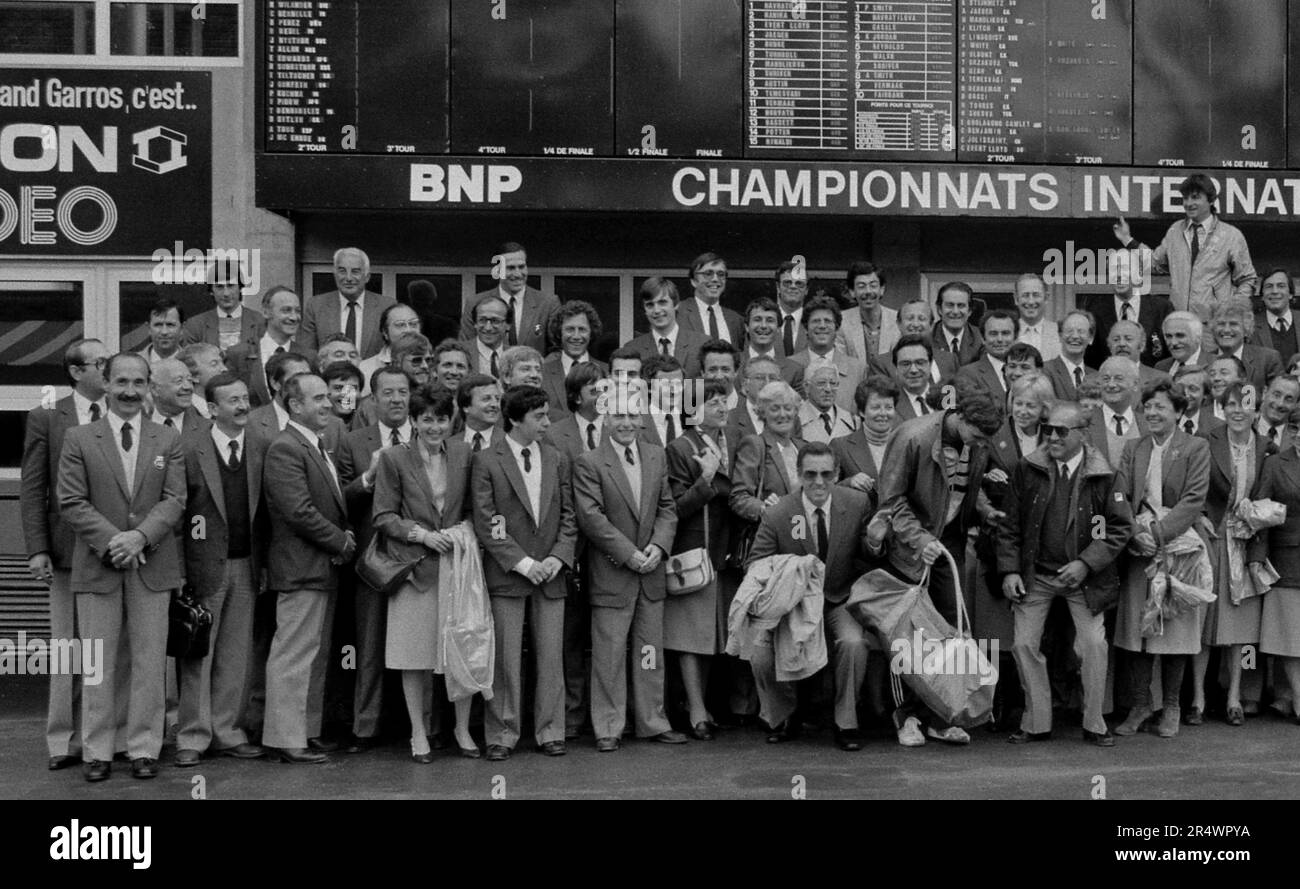 Équipe d'arbitres au tournoi de l'Open de France (Roland Garros) en mai 1984. Devant, avec un sac de sport, le joueur de tennis tchécoslovaque Ivan Lendl. Sur la droite, dans un imperméable beige: André Crudo. Banque D'Images