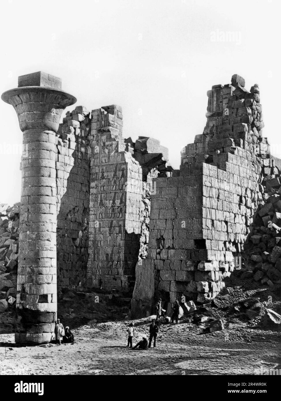 Ruines du complexe des temples de Karnak (Thèbes), Luxor, Egypte, photographié en 1860 lors des travaux d'Auguste Mariette-Bey (1821-1881) archéologue français et fondateur du musée égyptien, Le Caire en 1863. Banque D'Images